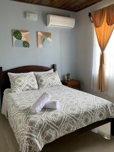 福尔图纳Casa RODME的一间卧室配有一张床,上面有两条毛巾