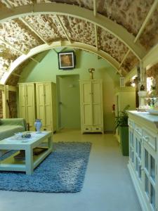 Ágios Geórgios Sykoúsis圣乔治斯考西斯传统住宅度假屋的一间带拱形天花板和桌子的客厅