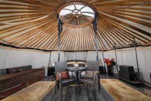 林肯Lincoln Yurts的蒙古包内带桌椅的房间