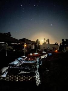 姆哈米德Camp Sahara Dunes的一群睡在院子里的睡床