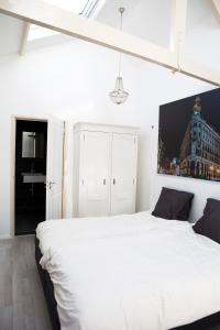 福尔斯霍滕拉卡西塔住宿加早餐旅馆的卧室配有白色的床和窗户。