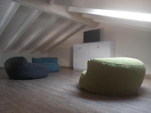托里德尔贝纳科Casa Maria的客厅配有两张长椅和一张沙发
