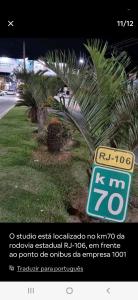 萨夸雷马Estúdio em Bacaxa的棕榈树旁边的标志