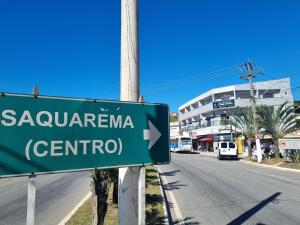 萨夸雷马Estúdio em Bacaxa的道路一侧的绿色街道标志