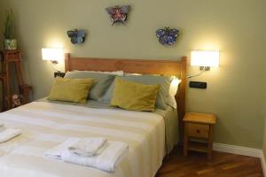 卡洛福泰Villa Elicriso的一间卧室配有一张床,上面有两条毛巾