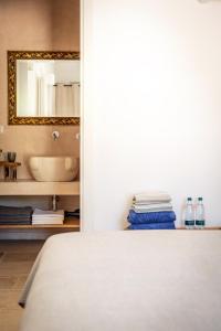 奥斯图尼Villa Gufo的一间卧室配有床、水槽和镜子