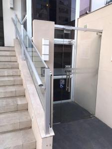 弗洛里亚诺波利斯Apto climatizado -garagem的一座带楼梯的建筑的开放式玻璃门