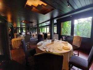 苏马拉加艾克斯百里酒店的用餐室设有桌椅和窗户。