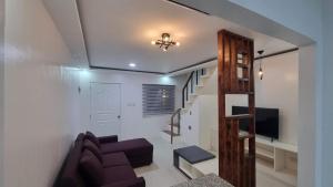 武端市Brand New Camella 2 Bedroom House的带沙发和楼梯的客厅