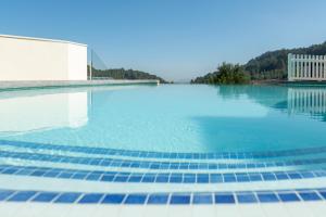 拉瓦利德拉瓜尔LA CASA DEL PANTANO的蓝色的海水和山脉背景的游泳池