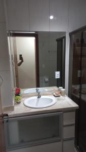 卡波布里奥Condominio Chateau Mondrian的浴室的柜台设有水槽和镜子