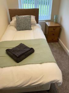 GarthBeautiful mid wales cottage的卧室里一张带棕色毛巾的床