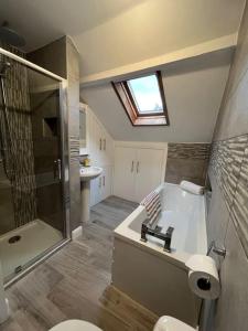GarthBeautiful mid wales cottage的浴室配有卫生间、淋浴和盥洗盆。