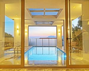 卡斯Villa With a Private Heated Pool, Jacuzzi, Overlooking Spectacular Views Of The Sea的一座房子,里面设有一个游泳池