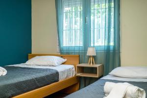 雅典Άνετο & ήσυχο διαμέρισμα για 4的一间卧室设有两张床和窗户。