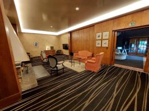 苏马拉加艾克斯百里酒店的一间会议室,里面配有桌椅