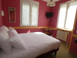 蓬莱韦克Hôtel de France的卧室配有白色床、红色墙壁和窗户