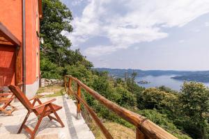 CesaraCasa Belvedere Egro - tiny house的阳台配有2张木椅,享有湖景