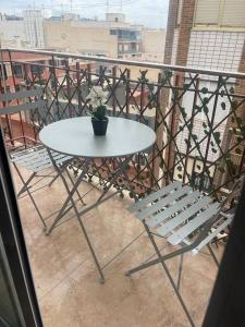 克雷维连特Amplio apartamento en Crevillente的阳台配有白色桌子和椅子