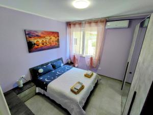 格拉达拉Villa Paoletti, appartamento confortevole nel cuore di Gradara的一间卧室设有一张床和一个窗口