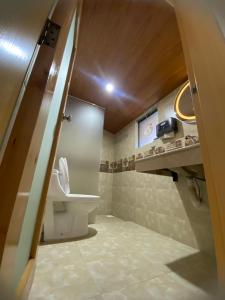 锡卡都APEX Le Yurt Skardu的一间带卫生间和水槽的浴室