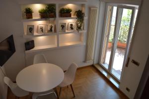 罗马Domi - Appartamento Roma的窗户客房内的白色桌椅