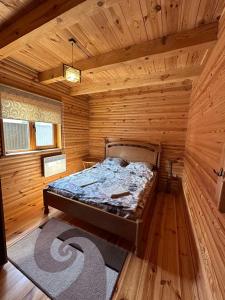 斯维季亚济Сієста的小木屋内一间卧室,配有一张床