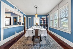 圣彼得堡The Kenwood Gables的一间拥有蓝色墙壁和桌椅的用餐室