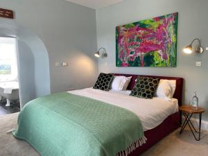 埃文河畔布拉德福The Castle Inn Bradford on Avon的一间卧室配有一张壁画床
