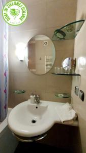 DwikozyDom w Zielonej Dolinie的浴室设有白色水槽和镜子