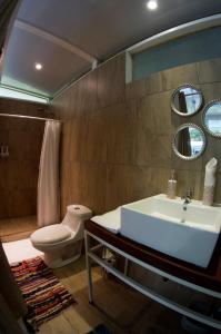 普拉亚埃尔莫萨Soul Sync Sanctuary formally Hacienda la Moringa的一间带水槽、卫生间和镜子的浴室