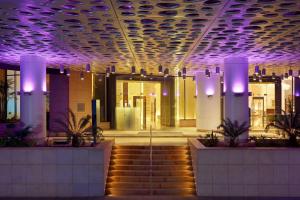 开罗开罗喜来登酒店及赌场的大楼内带紫色灯和楼梯的大堂