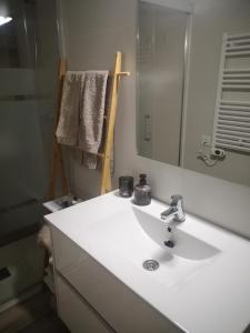 皮内达德马尔Apartament LA SAL的浴室设有白色水槽和镜子