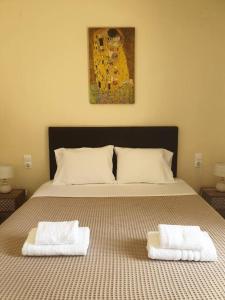 圣马太奥斯ilianas place的一间卧室配有一张床,上面有两条毛巾