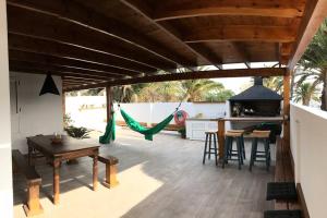 科斯塔特吉塞Oasis en Lanzarote的天井配有吊床和桌椅
