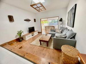科斯塔特吉塞Oasis en Lanzarote的客厅配有沙发和桌子