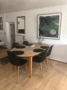 瓦埃勒提拉布耶格旅馆的餐桌、椅子和墙上的绘画