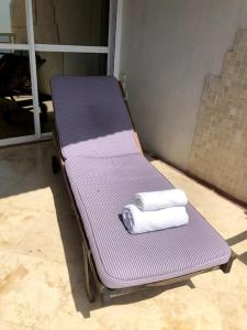 内坦亚尼茨萨海景公寓的紫色床垫,上面有两条毛巾