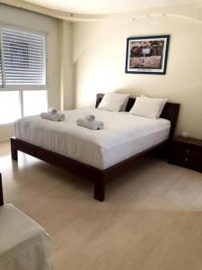 内坦亚尼茨萨海景公寓的一间卧室配有一张大床和两条毛巾