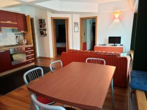 马里尔伊瓦Apartment Albaré Residence的厨房以及带桌子和沙发的客厅。