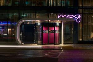 南安普敦Moxy Southampton的建筑物一侧的 ⁇ 虹灯标志