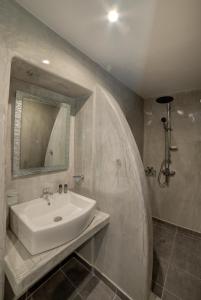 菲罗斯特法尼雷姆维套房酒店的一间带水槽和镜子的浴室
