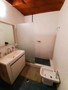 门多萨CASA CÉNTRICA RIOJA ,Patio Parrilla, Zona Residencial, Parking privado gratis a 100 mts的白色的浴室设有水槽和卫生间。