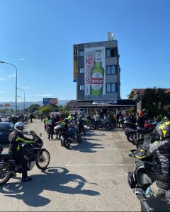 巴尼亚卢卡Hotel Banja Luka的一群人骑摩托车在停车场
