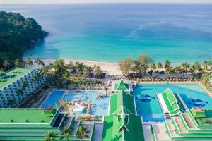 卡伦海滩Le Meridien Phuket Beach Resort -的享有度假村游泳池的空中景致