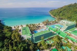 卡伦海滩Le Meridien Phuket Beach Resort -的享有度假村和海洋的空中景致