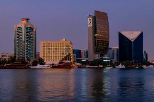 迪拜迪拜克里克喜来登酒店大厦的城市天际线,高楼高楼,水体高