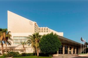 迪拜迪拜克里克喜来登酒店大厦的一座棕榈树建筑
