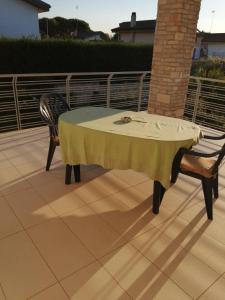 特拉尼B&B dei Girasoli的天井上一张桌子和黄色的桌布