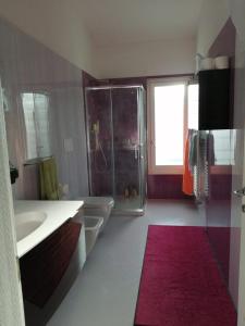 特拉尼B&B dei Girasoli的带浴缸、水槽和淋浴的浴室